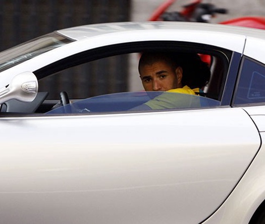 Video: Benzema suýt gây tai nạn vì mải chào NHM