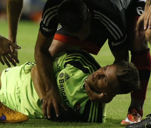 Ham ghi bàn, Tevez khiến đối phương vỡ quai hàm