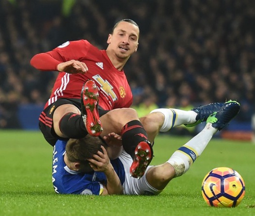 Vua săn bàn của Man Utd không có giày thửa