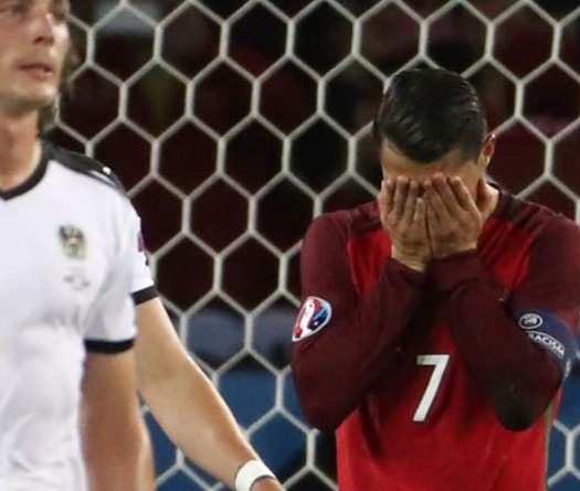 Ronaldo ngày càng sút phạt đền kém như ... Messi