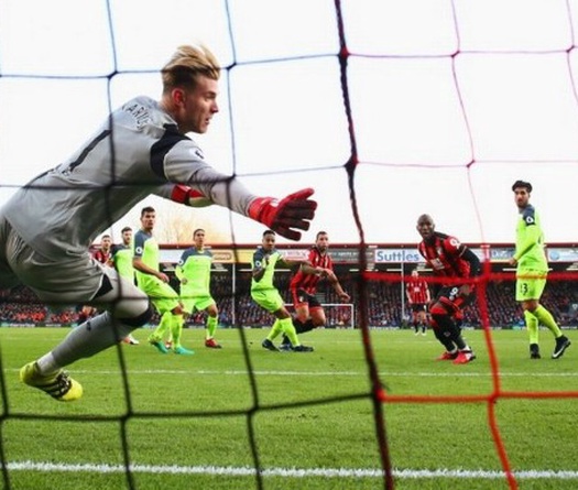 Đôi găng "lỏng" phá hỏng derby Merseyside?