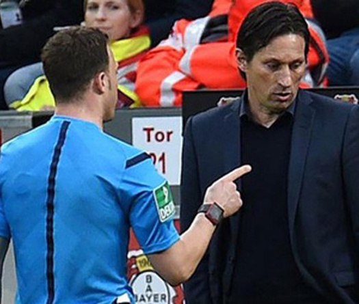 Trọng tài Bundesliga bỏ trận vì HLV không tuân lời