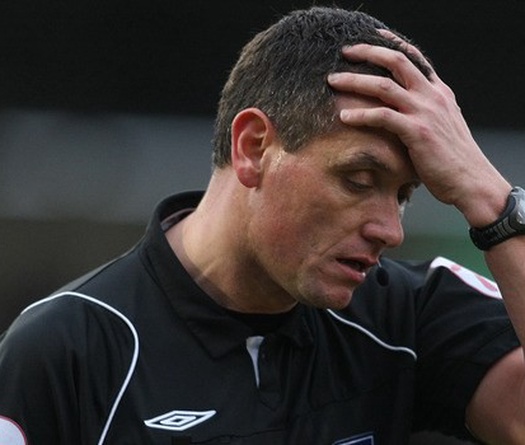 Trận quyết tử Arsenal - Man Utd trao vào tay trọng tài... quáng gà