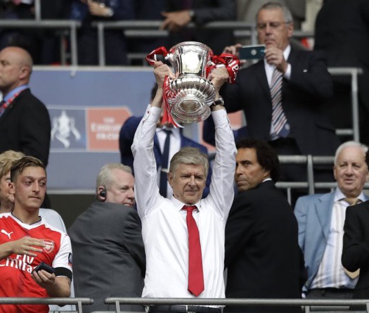 Vô địch FA Cup, Arsenal thưởng HLV Wenger hợp đồng mới?