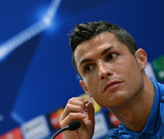 Ronaldo bỏ họp báo, Zidane... cười