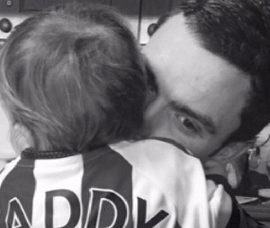 Adam Johnson tạm biệt con gái trước khi ngồi tù