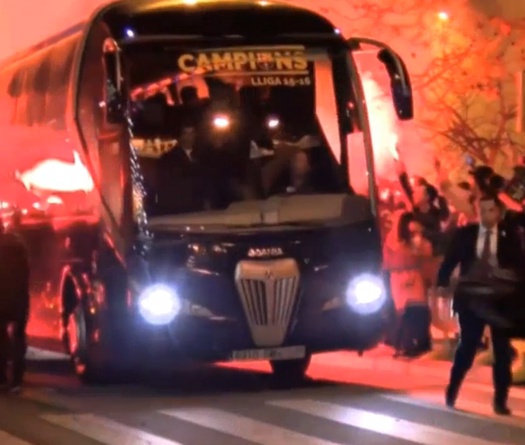 CĐV Barca đốt pháo đón đội bóng chiến thắng trở về