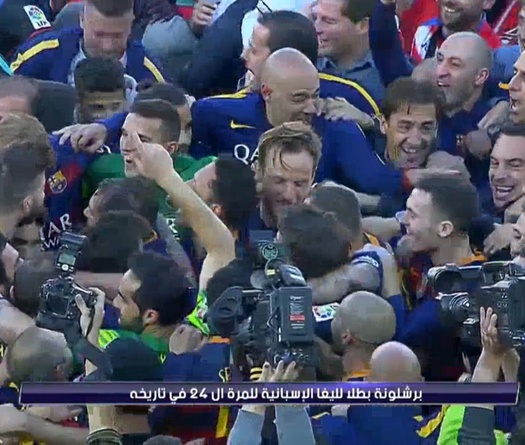 CĐV như "ong vỡ tổ" tràn xuống sân chúc mừng Barca