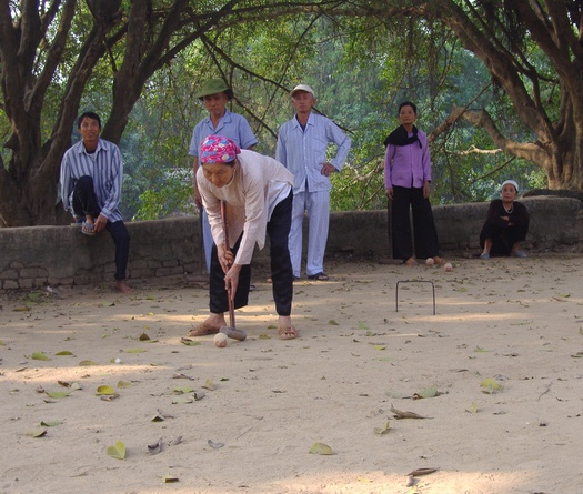 Bóng cửa: Quý tộc ở châu Âu và bình dân ở Việt Nam 