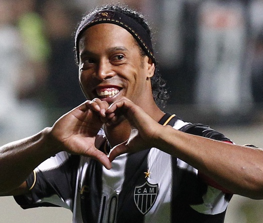 Sara Tommasi chiêu mộ tình cũ Ronaldinho