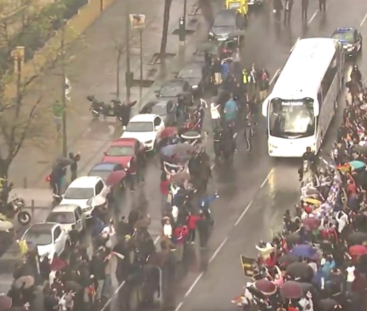 Video: CĐV đội mưa đón các cầu thủ Real Madrid tại Bernabeu