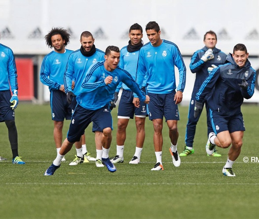 Video: Ronaldo và Rodriguez kéo nhau tập chạy