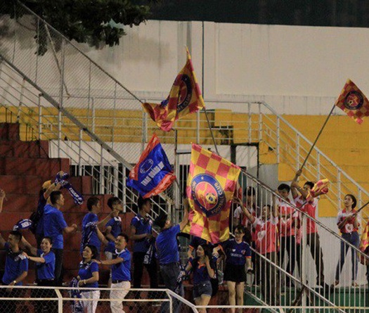 CĐV đất Mỏ góp vui trong trận hòa 0-0 giữa CLB Sài Gòn và T.QN