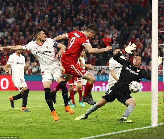 Bayern Munich nhẹ nhàng vào bán kết mà... không cần hạ Sevilla