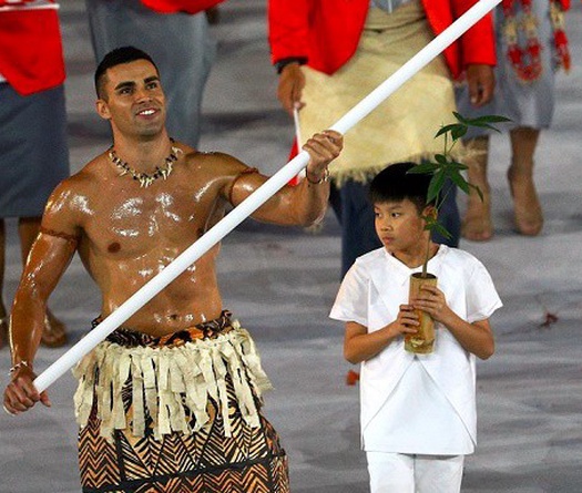 Chuyện về VĐV cầm cờ "hot" nhất lễ khai mạc Rio 2016