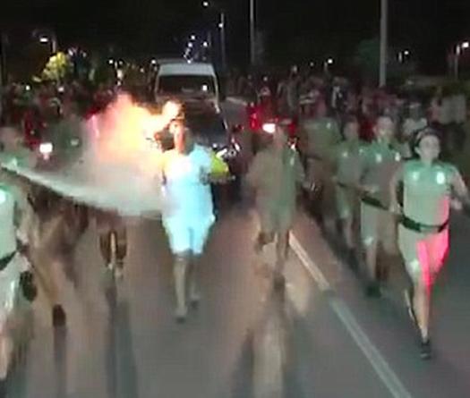 Ngọn đuốc Olympic suýt bị dập tắt bởi phần tử phản đối