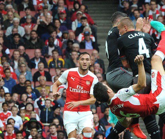 Những pha "ngả bàn đèn" có nên bị cấm khỏi bóng đá?