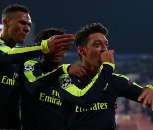 Video: Oezil đưa Arsenal vào vòng 1/8 Champions League