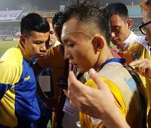 Video: Cầu thủ FLC Thanh Hóa "mổ băng" ngay sau trận thua Hà Nội FC