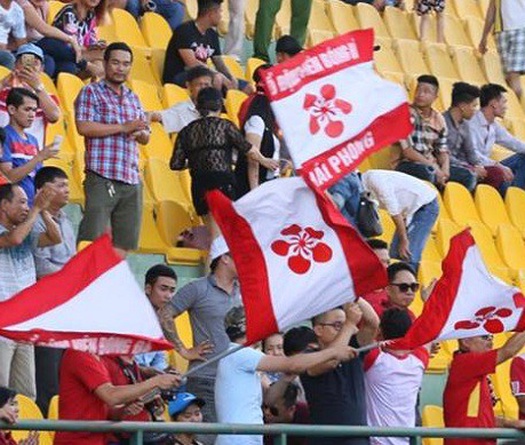 Video: CĐV Hải Phòng khiến trận đấu trên sân Cần Thơ gián đoạn 30 phút