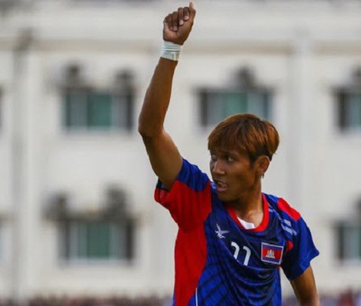 Video: Người Mã đứng im nhìn "Messi Campuchia" ghi bàn