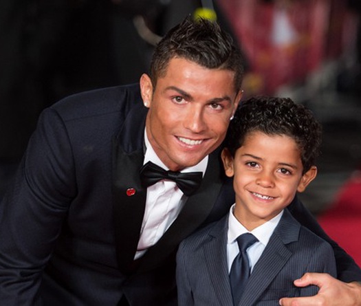 Ronaldo muốn con trai theo nghiệp cầu thủ: Cha truyền con khó nối