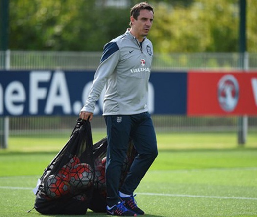 22h00 (31/01), Valencia - Gijon: Neville đang hóa “chuột bạch”
