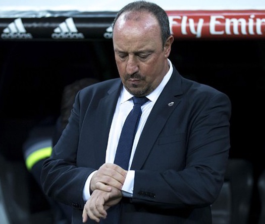 Perez quên lời hứa, Benitez “trên giá treo cổ”
