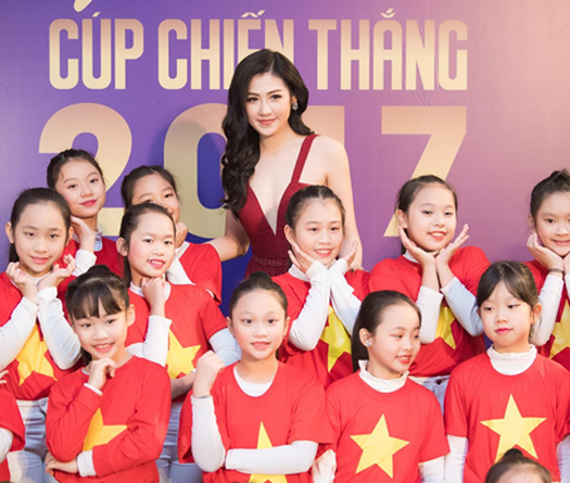 Á hậu Dương Tú Anh muốn học lái xe máy để đi bão với U23 Việt Nam