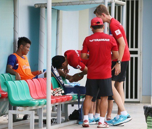Bác sỹ can thiệp dao kéo với hai tiền đạo của U22 Việt Nam
