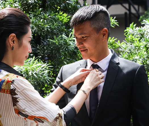 Ca sỹ Thủy Tiên xắn tay giúp Công Vinh quản lý học viện bóng đá