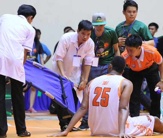 Joly Rudolphe khóc vì đau, trấn an fan Danang Dragons