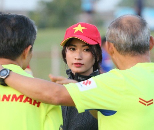 Nữ dẫn đoàn Thái Lan xinh xắn đi mua pizza cho U23 Việt Nam