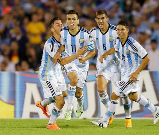 Trực thăng đưa ba tuyển thủ U20 Argentina kịp giờ đến Việt Nam