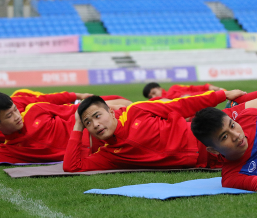 U20 Việt Nam thả lỏng trên sân tập ở Hàn Quốc
