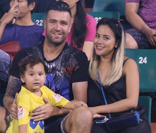 Van Bakel cùng vợ Dj Myno mới sinh em bé cổ vũ Thanh Hoá trên khán đài