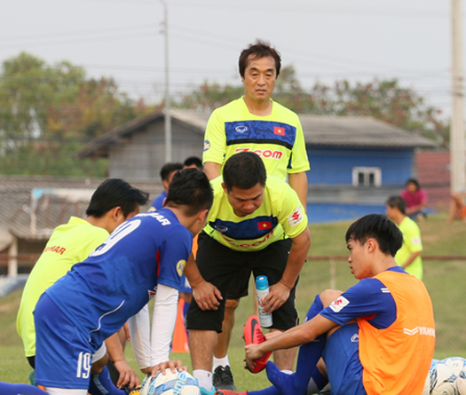 Văn Toàn băng bó trước trận U23 Việt Nam gặp U23 Uzbekistan