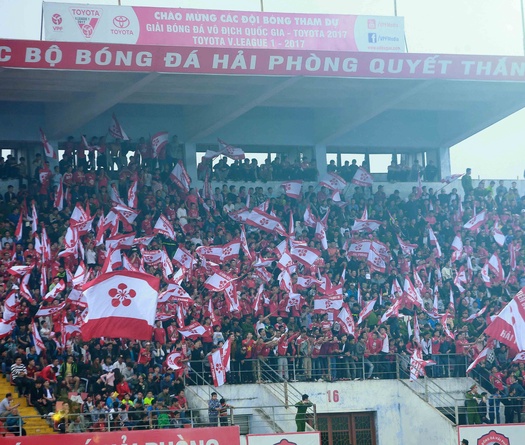 CĐV Hải Phòng cổ vũ trọng tài sau sự cố treo sân