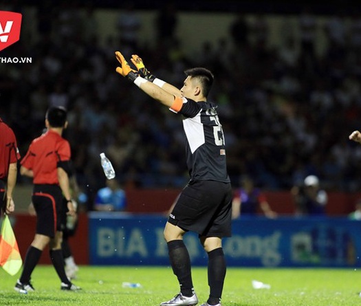 Thủ môn xuất sắc nhất V.League và đôi găng "thửa"