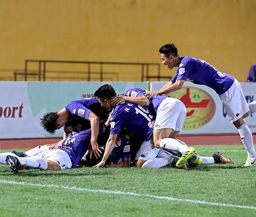 Hà Nội FC nhận quà của FIFA trước trận đấu với Quảng Ninh