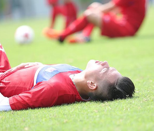 HLV Hoàng Anh Tuấn cho U20 VN thở "không ra hơi" sau khi trở về từ Đức