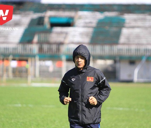 HLV Hữu Thắng chê khách sạn 4 sao ở Myanmar có phòng tập GYM bé