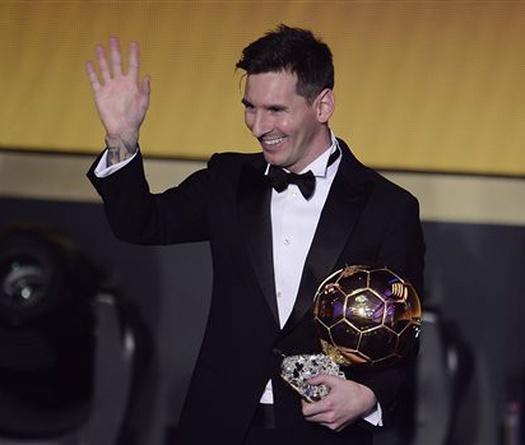 Vừa giành QBV, Messi đã "khoe hàng"