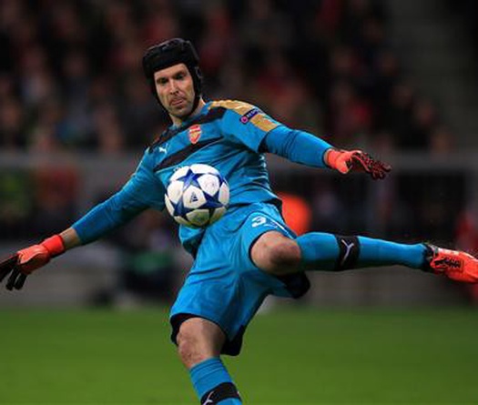 Petr Cech không thích đội mũ bảo hiểm