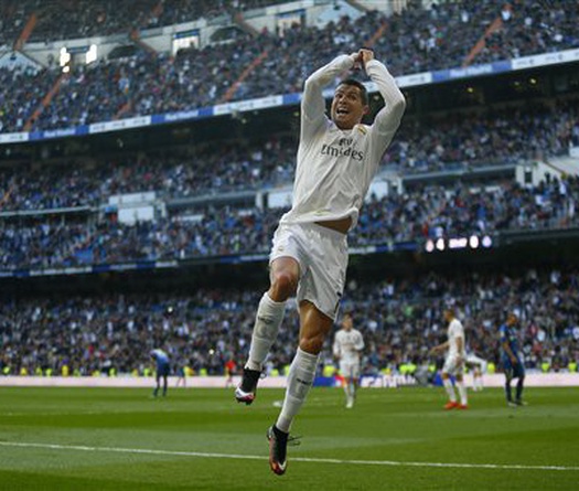 Ronaldo xô đổ thành tích ghi bàn của huyền thoại Sanchez