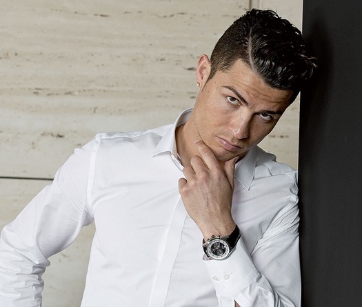 Bí quyết của sao: Ronaldo “lừa” gái bằng trầm hương Việt Nam