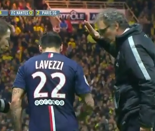 Khoảnh khắc HLV Blanc xấu hổ vì Lavezzi