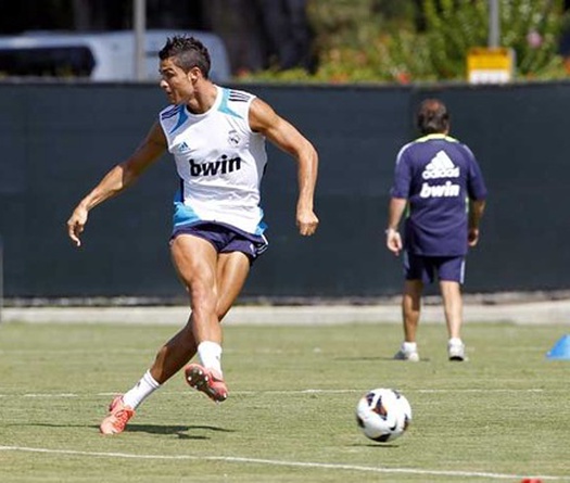 Những pha nhảy múa với trái bóng của CR7 trên sân tập