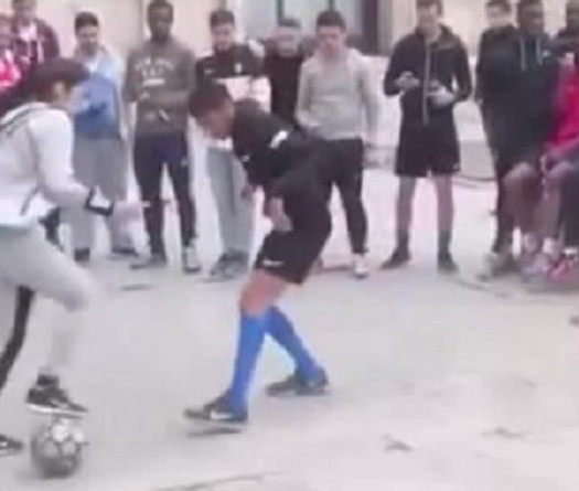 Cô gái hạ đo ván chàng trai với kỹ thuật chơi bóng thượng thừa