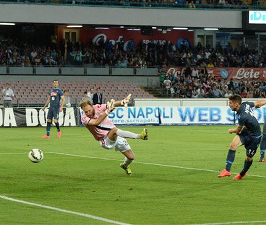 Napoli 3-2 Cesena: Ba điểm kịch tính